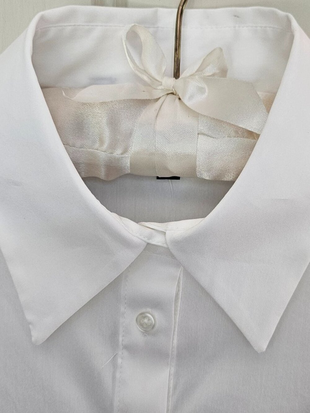 WHBM LONG SLEEVED CUFFED WHITE BLOUSE with 8 BUTTON CLOSURE SIZE 2 NWT